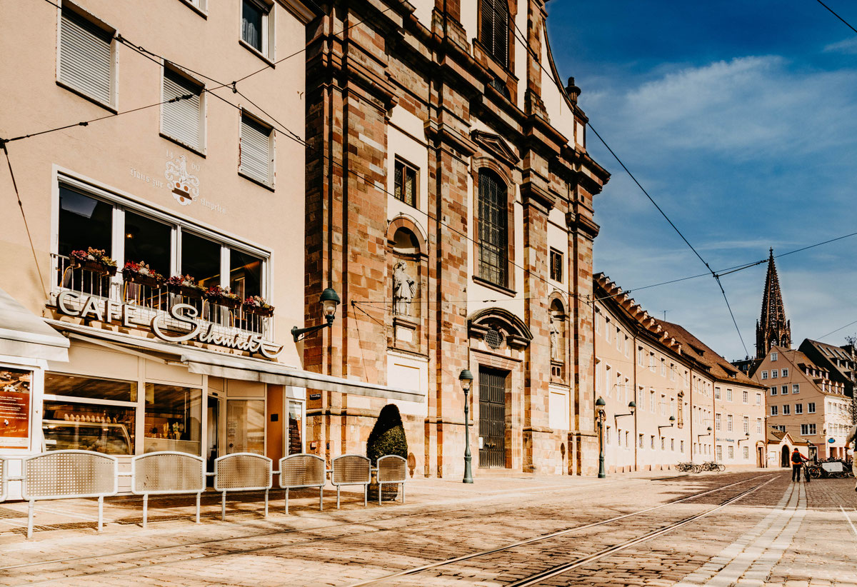 Café Schmidt in der historischen Freiburger Altstadt, im Hintergrund der Turm des Freiburger Münsters